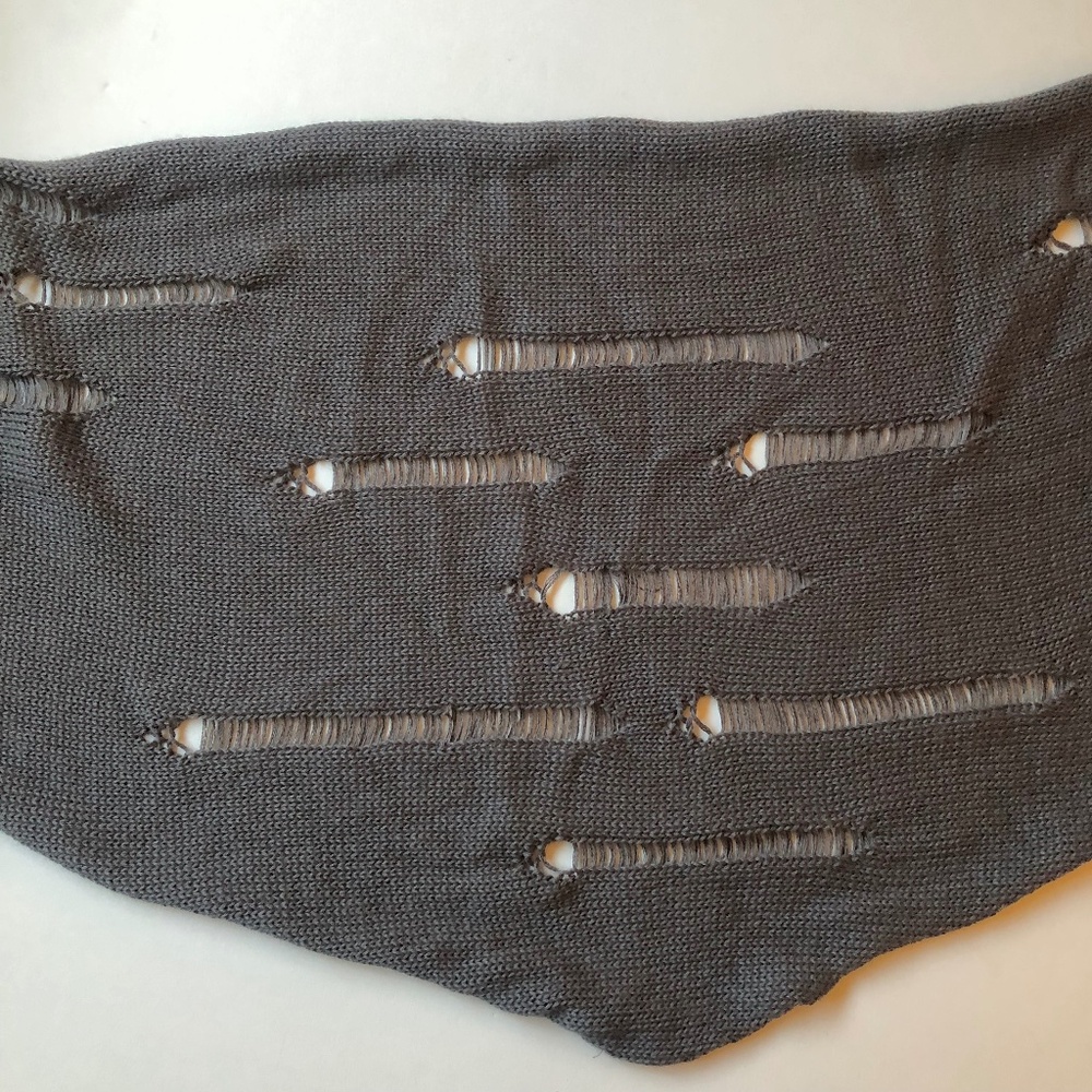 NWOT Oblong Triangle Frayed Knit Multifunctional Scarf
